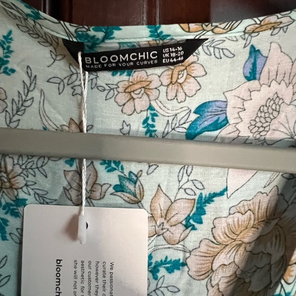 Beautiful BloomChic teal bandana print top with flutter sleeves and a tie belt. - Picture 4 of 7